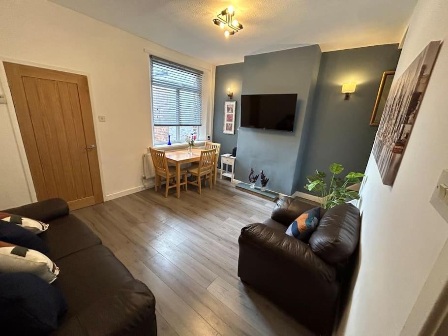 Spacious Homely 3 Bed Property ニューカッスル・アンダー・ライム エクステリア 写真