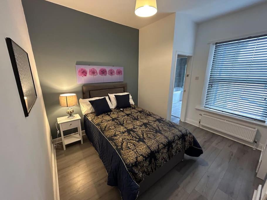 Spacious Homely 3 Bed Property ニューカッスル・アンダー・ライム エクステリア 写真