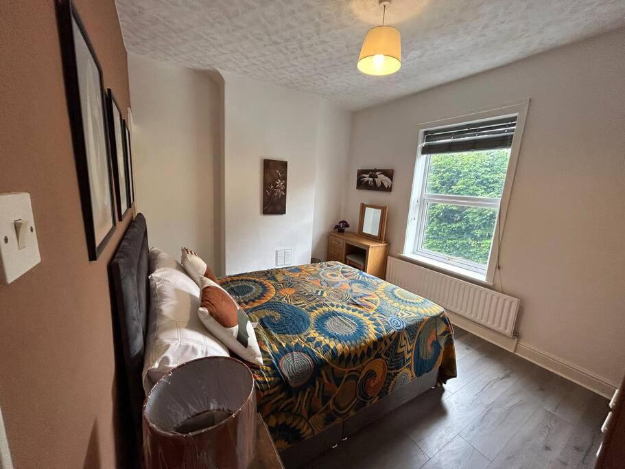 Spacious Homely 3 Bed Property ニューカッスル・アンダー・ライム エクステリア 写真