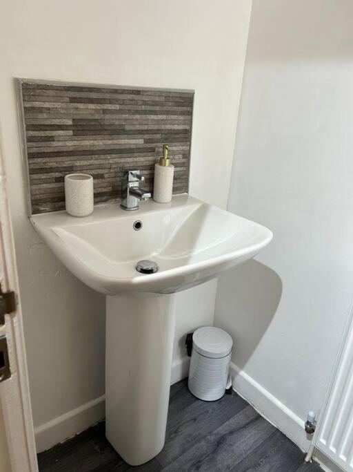 Spacious Homely 3 Bed Property ニューカッスル・アンダー・ライム エクステリア 写真