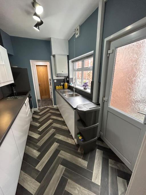 Spacious Homely 3 Bed Property ニューカッスル・アンダー・ライム エクステリア 写真