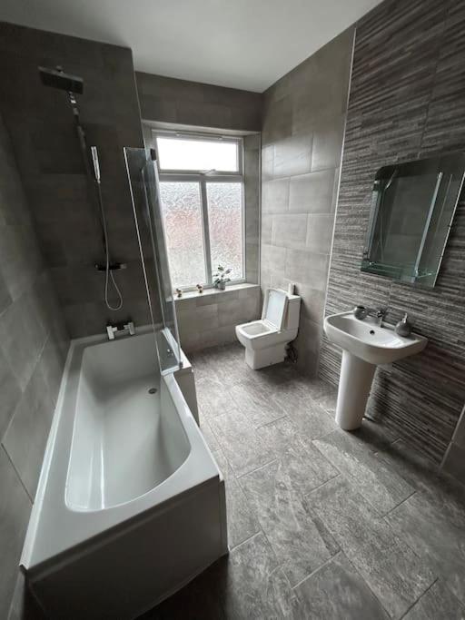 Spacious Homely 3 Bed Property ニューカッスル・アンダー・ライム エクステリア 写真