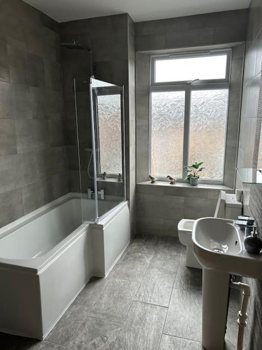 Spacious Homely 3 Bed Property ニューカッスル・アンダー・ライム エクステリア 写真