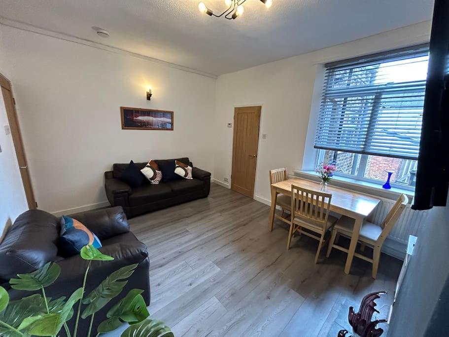 Spacious Homely 3 Bed Property ニューカッスル・アンダー・ライム エクステリア 写真