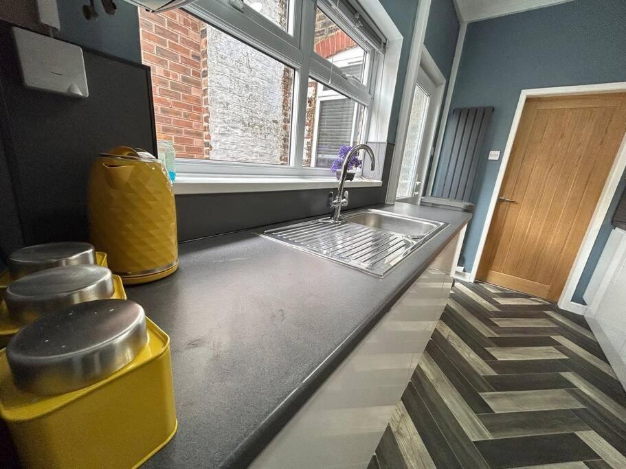 Spacious Homely 3 Bed Property ニューカッスル・アンダー・ライム エクステリア 写真